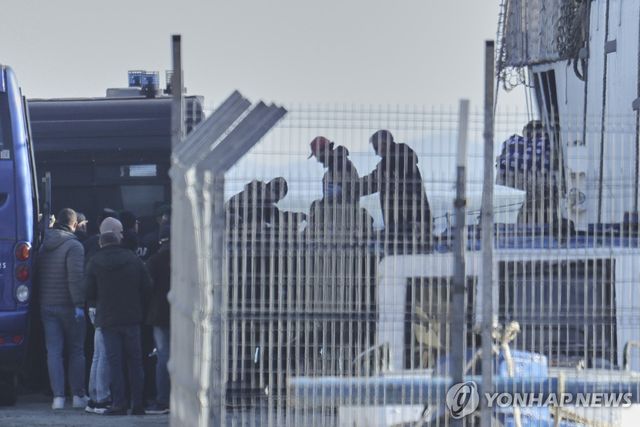 하선하는 이주민들