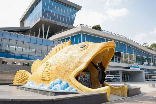 새롭게 단장을 마친 황쏘가리 조형물