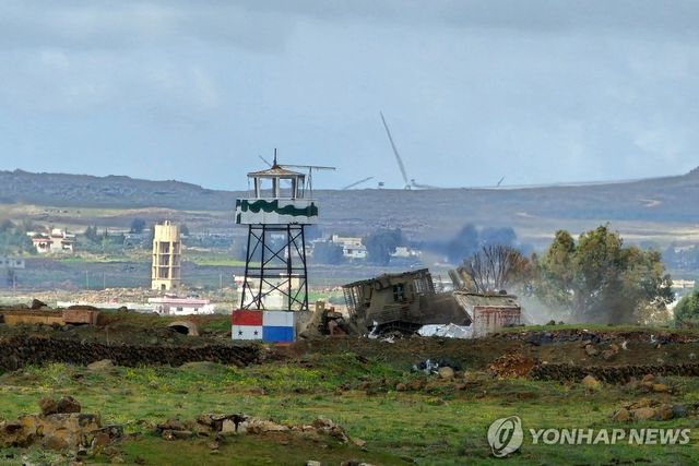 골란고원에 진입한 이스라엘군 장갑불도저가 시리아군 초소를 파괴하는 모습