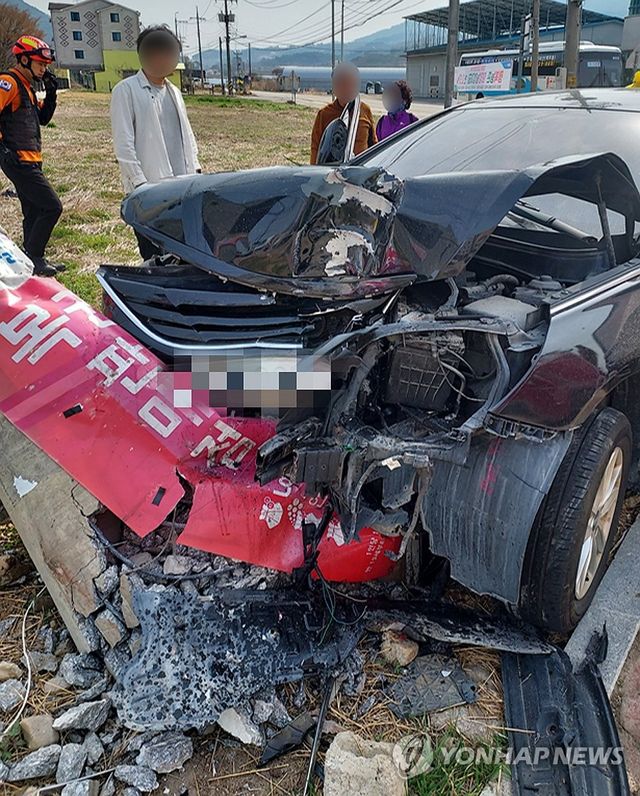 전봇대와 충돌한 차