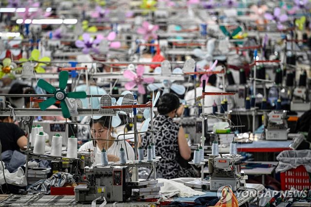 중국의 쉬인 의류 공장에서 일하는 노동자들