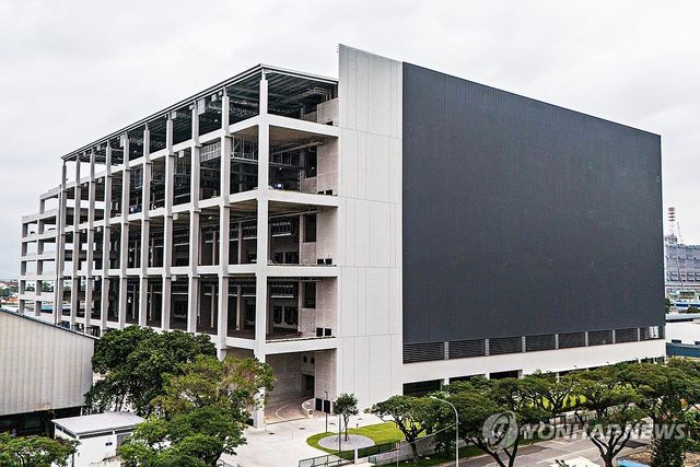 LG전자 '멀티브이 아이'가 설치된 싱가포르 물류센터 전경