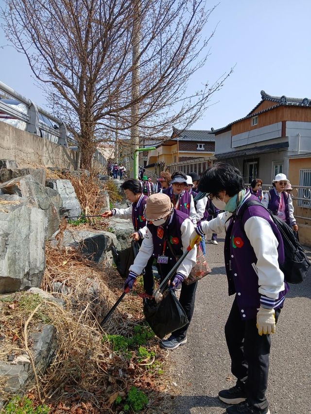 울산시니어초등학교가 진행한 플로깅 활동