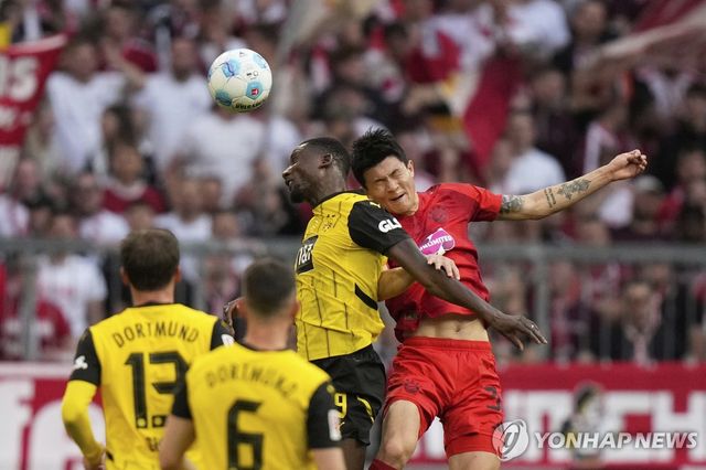 도르트문트와 경기에서 공중볼을 다투는 뮌헨 김민재(오른쪽).