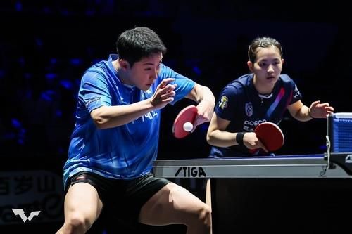 임종훈(왼쪽)과 김나영의 WTT 컨텐더 타이위안 혼복 경기 장면