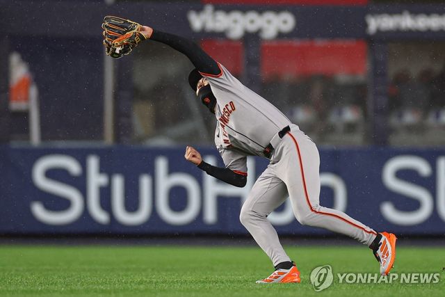 거센 비바람에 간신히 타구를 잡는 중견수 이정후