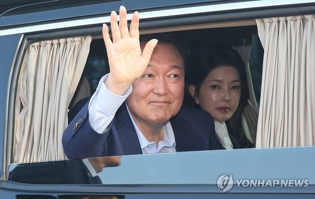 파면된 尹, 한남동 관저 퇴거…886일만에 서초동 사저 복귀