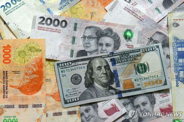 미국 달러와 아르헨티나 페소 지폐
