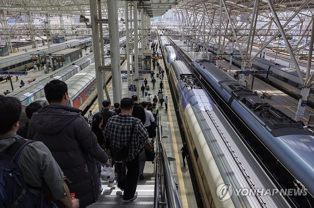 서울역에서 경부선 KTX 타러 이동하는 승객들