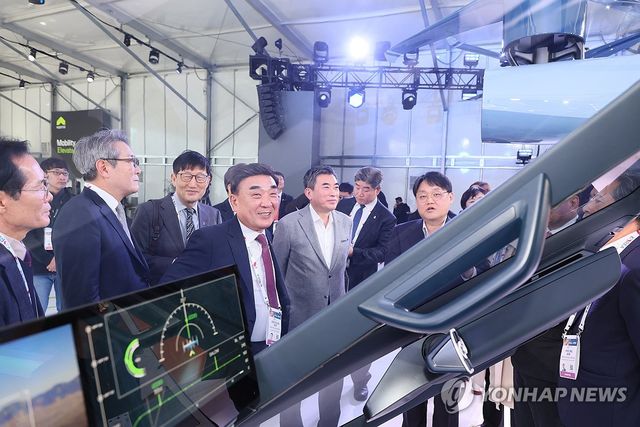 도심항공교통 기체 관람하는 김두겸 시장