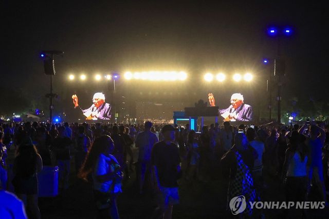 코첼라 무대 깜짝 등장한 버니 샌더스 상원의원