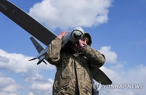 우크라이나 군인이 정찰용 무인항공기를 들고 있다. 