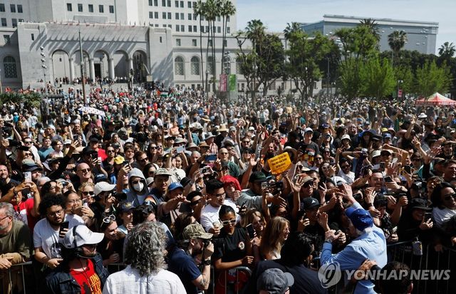 버니 샌더스 집회에 모인 지지자들