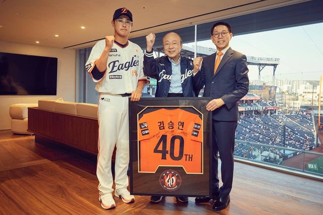 주장 채은성(왼쪽부터), 김승연 회장, 박종태 이글스 대표이사