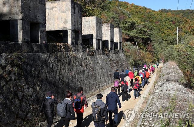 금강산 가는 옛길 걷는 시민들