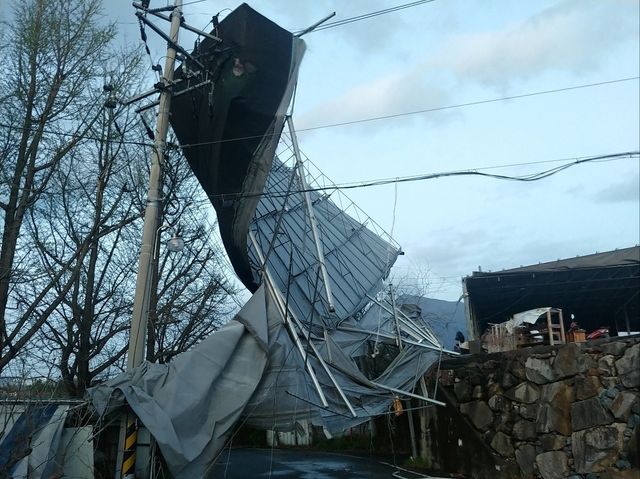 전신주 덮친 폐공장 지붕