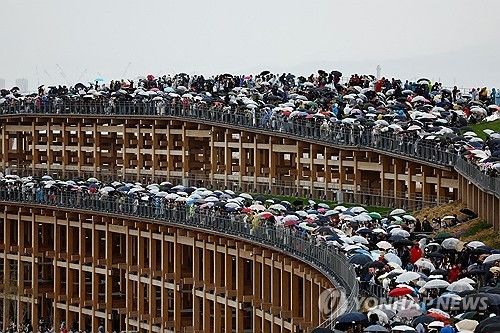 개막 첫날 오사카 엑스포의 상징 '그랜드링'의 모습 