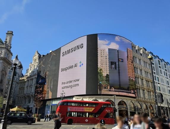 삼성전자가 영국 런던 피카딜리 광장에서 진행하는 '비스포크 AI' 옥외광고 모습