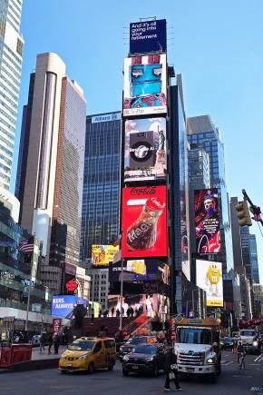 삼성전자가 미국 뉴욕 타임스 스퀘어에서 진행하는 '비스포크 AI' 옥외광고 모습