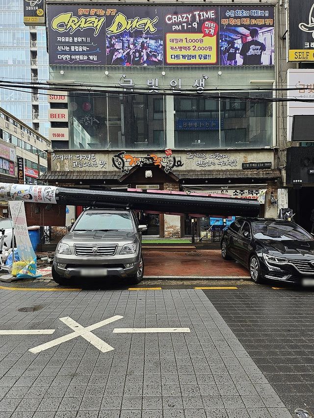 초속 20ｍ 넘는 강풍 몰아친 수원, 쓰러진 입간판