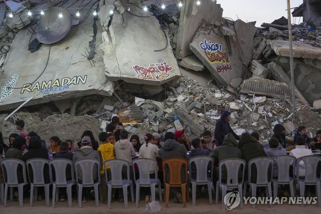 라마단 첫날 폐허 주변에 모여앉은 가자지구 라파 주민들