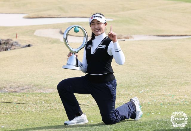 우승 트로피를 든 김민주