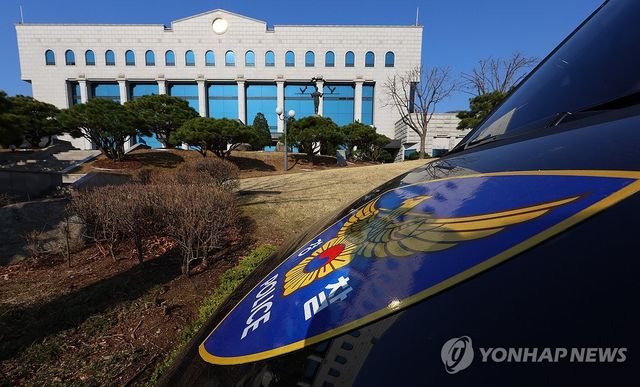 선관위 내 경찰차량