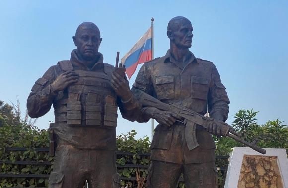 중아공에 세워진 러시아 용병 수장 프리고진(왼쪽)과 동료 우트킨 동상