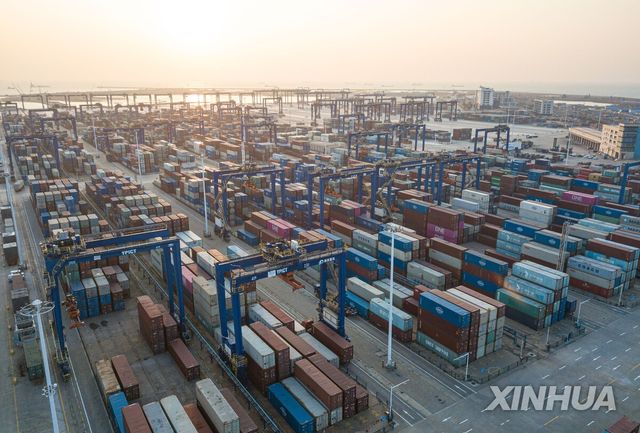 선적을 기다리는 컨테이너