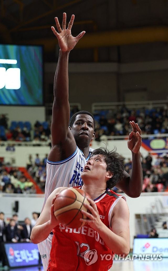 슛 노리는 함지훈