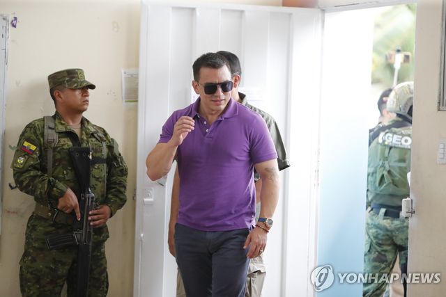 대선 투표장 들어서는 다니엘 노보아 대통령