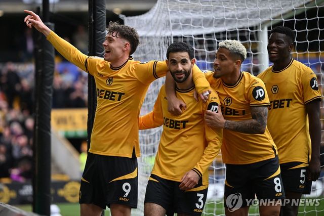 기뻐하는 울버햄프턴 선수들…왼쪽이 결승골 주인공 라르센