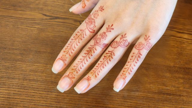 무슬림 명절 이드를 기념해 손에 그린 '헤나'