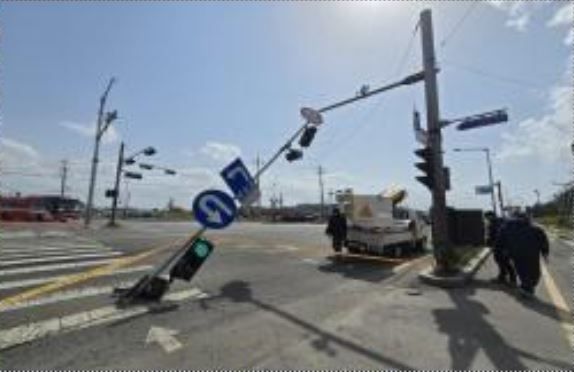 강풍에 파손된 신호등