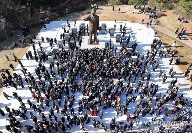 모습 드러낸 박정희 동상