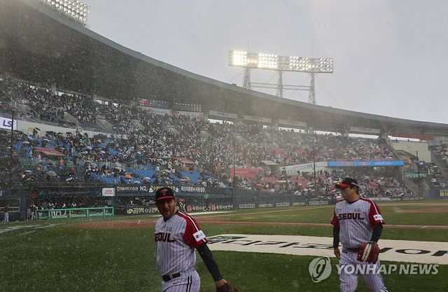 야구장에 날리는 눈발