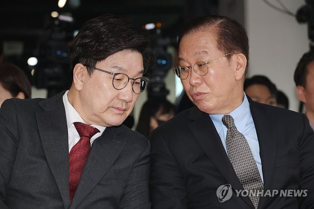 대화하는 권영세 비상대책위원장-권성동 원내대표