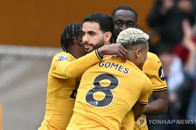 기뻐하는 울버햄프턴 선수들