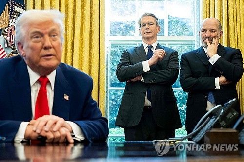 도널드 트럼프 미국 대통령과 스콧 베선트 재무장관(가운데), 하워드 러트닉 상무장관 [AFP 연합뉴스 자료사진]