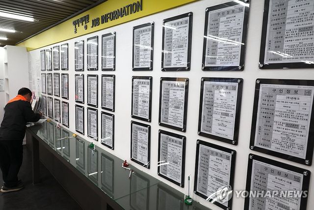 취업자 3개월째 10만명대 증가세…제조업·건설 일자리는 급감