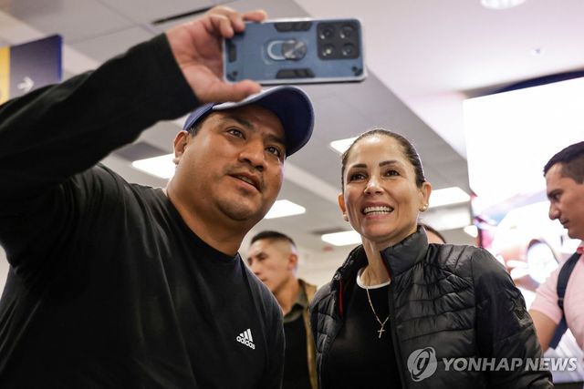 지지자와 사진 찍는 루이사 곤살레스 후보(오른쪽)