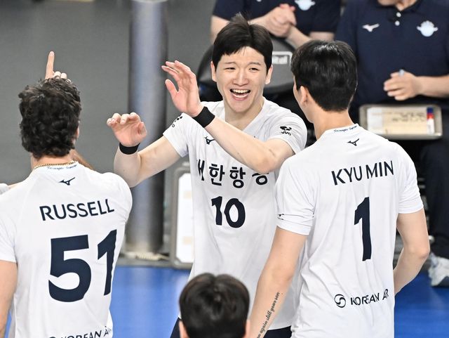 대한항공에서 FA로 풀린 정지석(중앙)