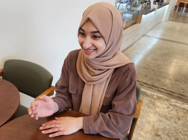 연합뉴스와 인터뷰하는 아프간 기여자 자녀 미르자이 조흐라 씨