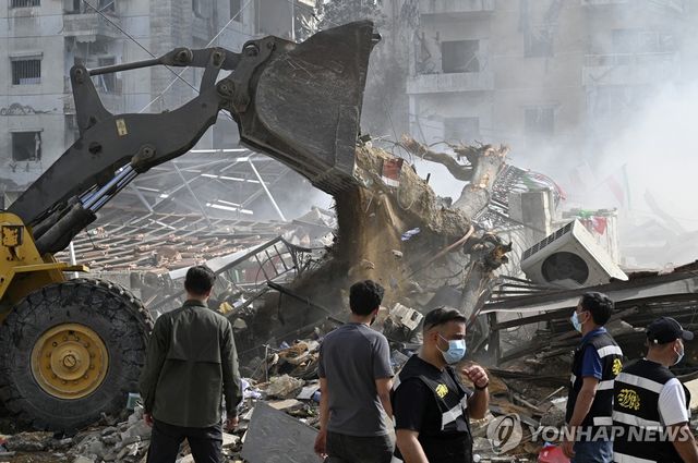 레바논 베이루트 남부에 쌓인 건물 잔해