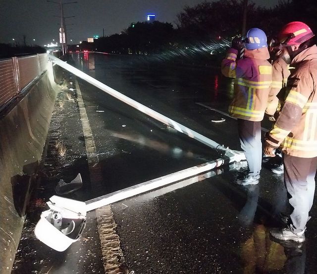 강풍에 쓰러진 가로등 가로등