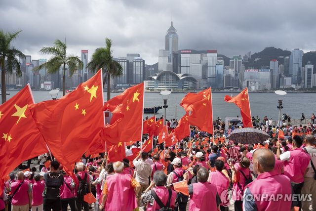 홍콩 반환 27주년 기념식에 나부끼는 오성홍기들