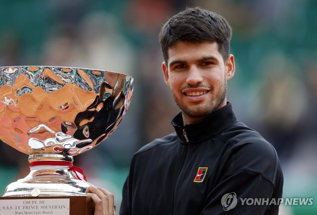 우승컵을 든 알카라스