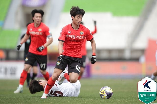 드리블하는 강원 최병찬.