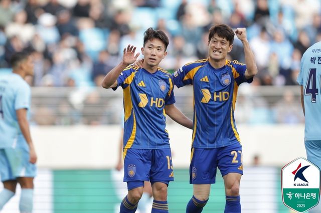 울산 강상우(왼쪽)와 이청용