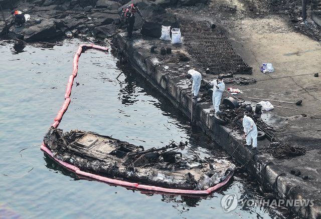 산불에 전소된 어선, 부유물 제거 작업